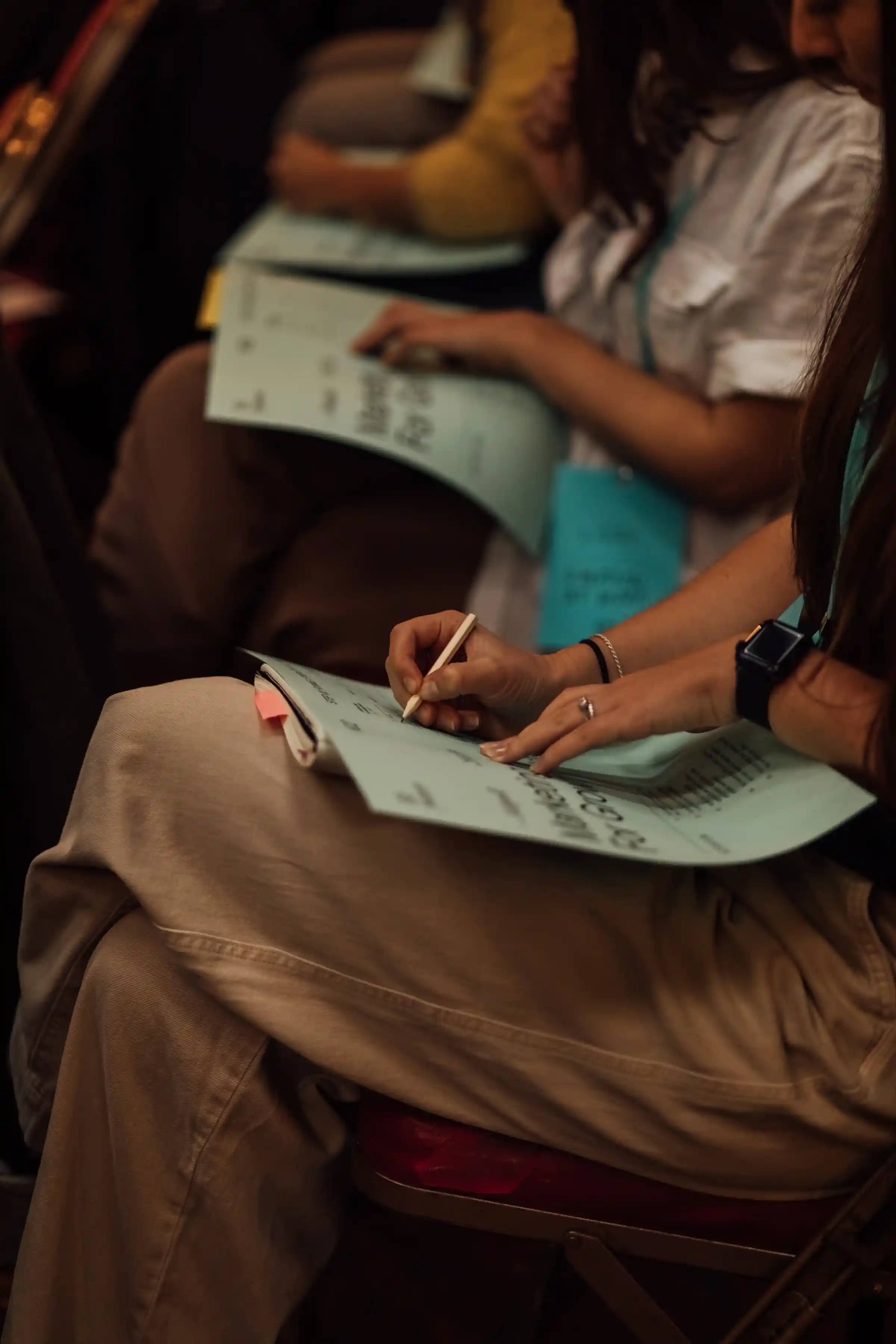 An attendee using the A3 event worksheet to write down and calculate their funnel strength.